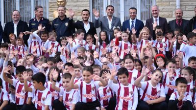 Bursa İnegölspor’un başlattığı “Bir Çocuğun Mutluluğu Dünyaya Bedel” kampanyası kapsamında Yeniceköy