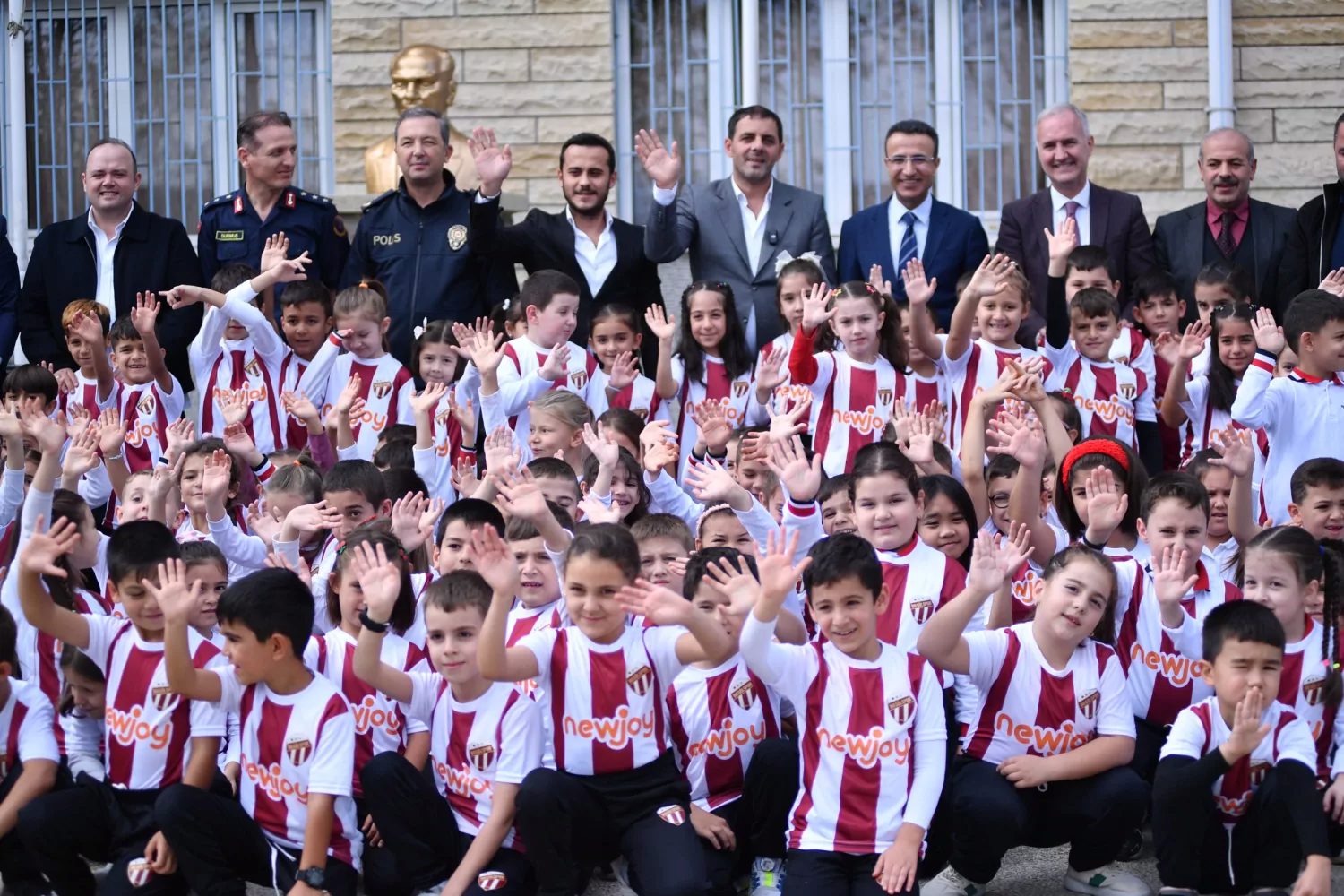 Bursa İnegölspor’un başlattığı “Bir Çocuğun Mutluluğu Dünyaya Bedel” kampanyası kapsamında Yeniceköy