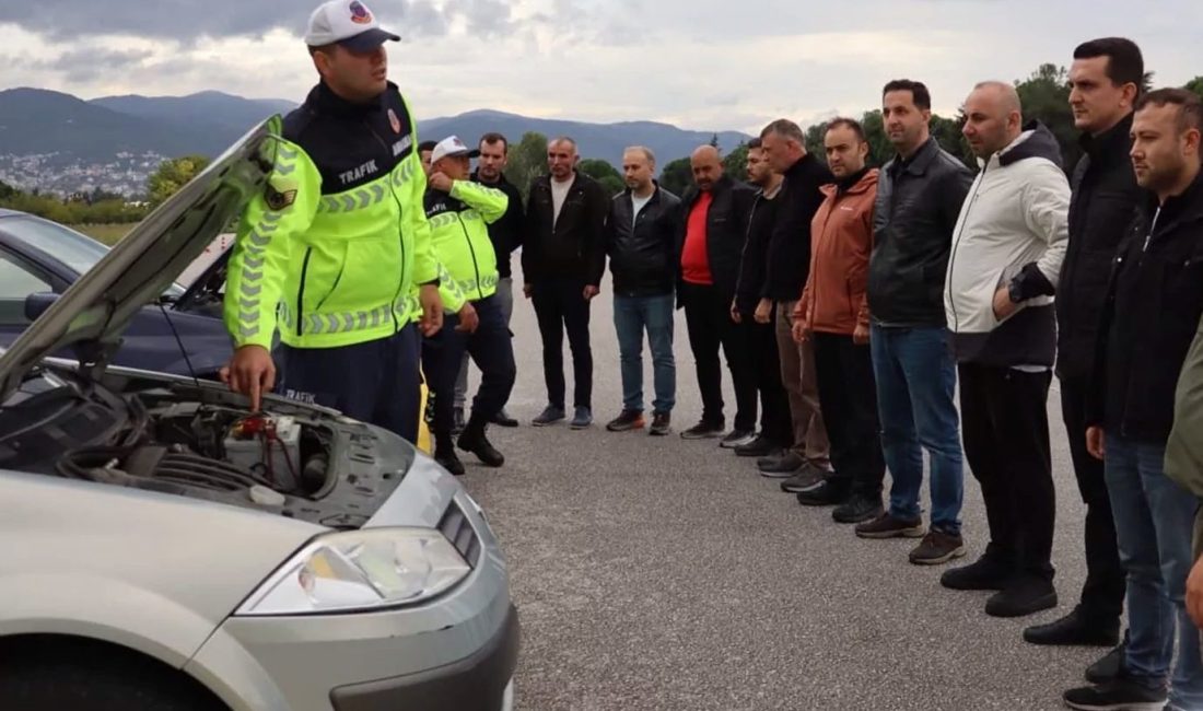 Bursa Jandarma Trafik Okul Komutanlığı'nda şoförlere güvenli sürüş eğitimi verildi.