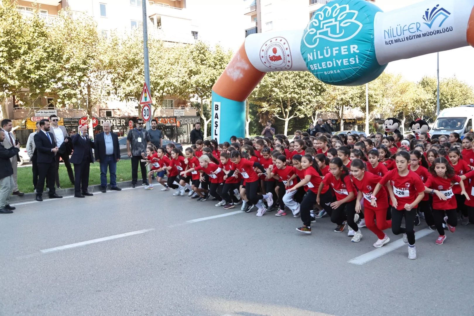 Bursa'da Nilüfer Belediyesi’nin Cumhuriyet’in 103’üncü yılı kutlamaları, geleneksel “Nilüfer Okullar