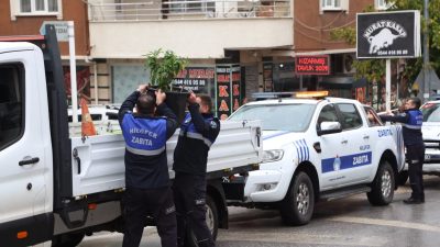 Bursa'da Nilüfer Belediyesi ekipleri; yaya, bisiklet ve engelli yollarını kapatan