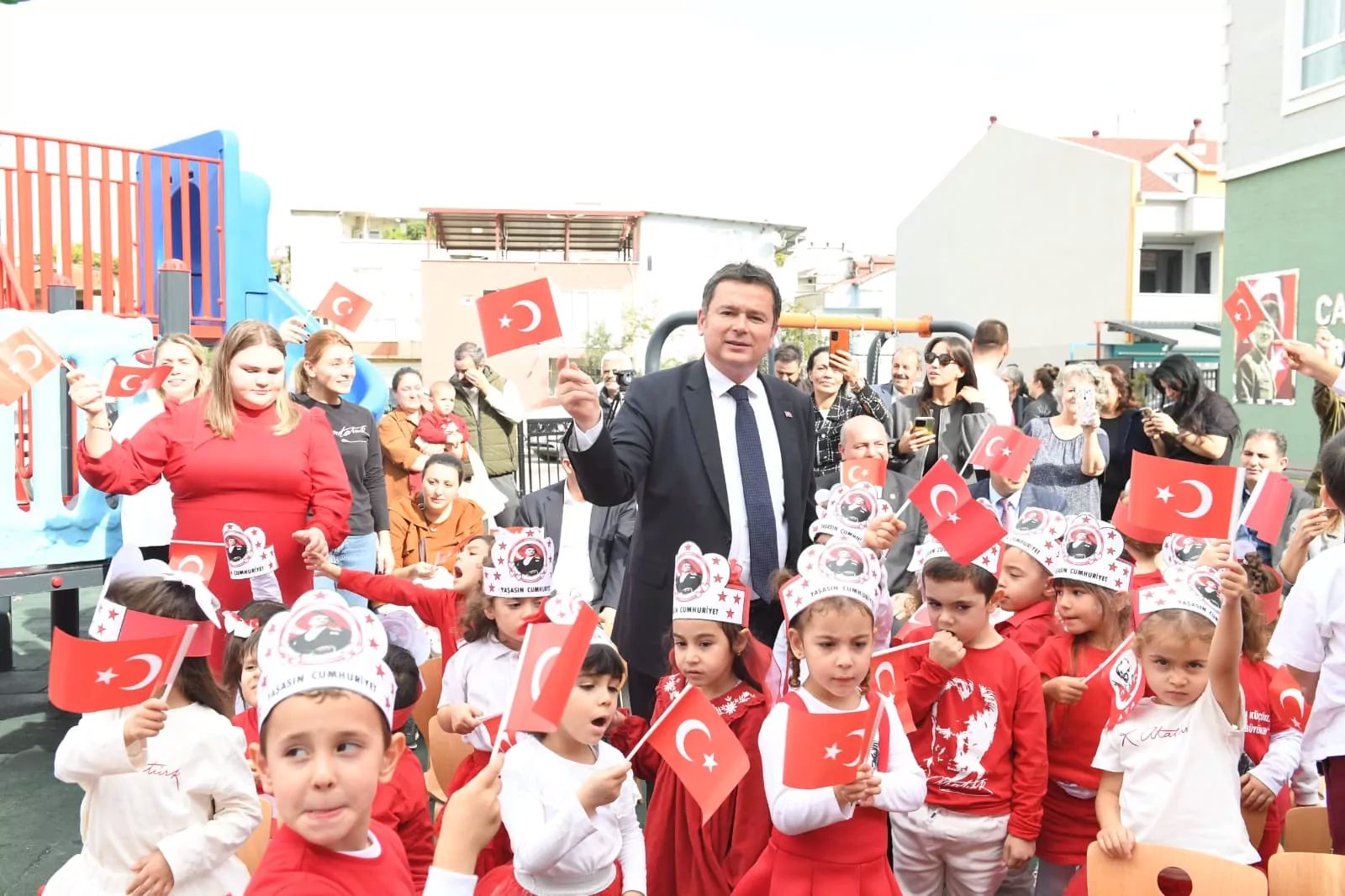 Bursa'da Osmangazi Belediyesi, Cumhuriyet’in kuruluşunun 103. yıl dönümünü kentin dört