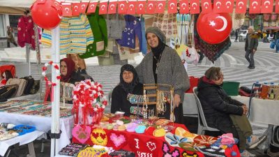 Bursa'da Osmangazi Belediye Başkanı Erkan Aydın, Şehreküstü Meydanı’nda düzenlenen ‘Kadın