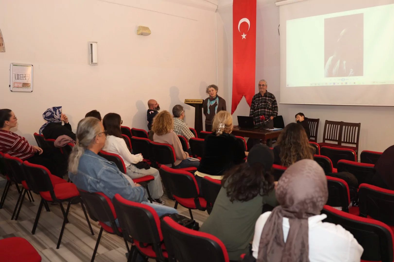 Kültür ve sanat alanındaki çalışmalarına fotoğraf eğitimleriyle devam eden Osmangazi