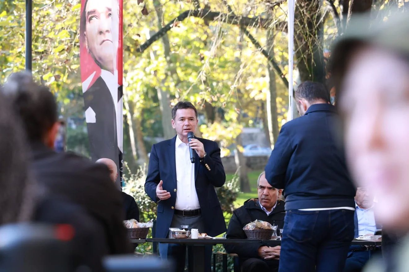 Bursa'da Osmangazi Belediye Başkanı Erkan Aydın, vatandaşlarla doğrudan iletişim kurmak,