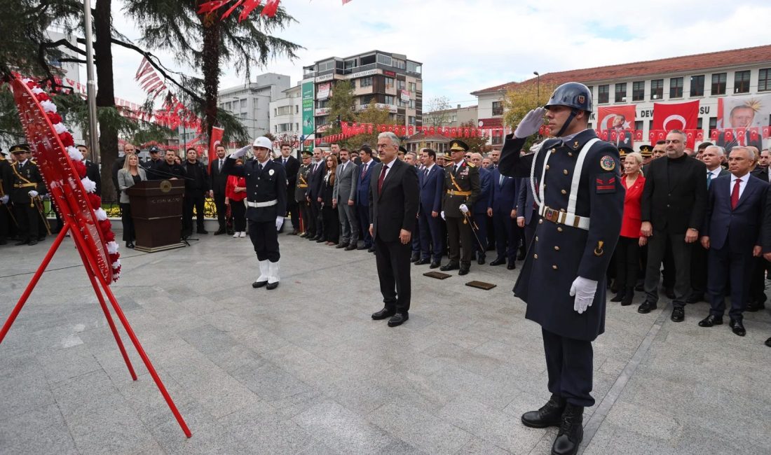 29 Ekim Cumhuriyet Bayramı kutlamaları kapsamında Bursa’da Heykel Atatürk Anıtı