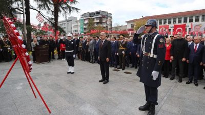 29 Ekim Cumhuriyet Bayramı kutlamaları kapsamında Bursa’da Heykel Atatürk Anıtı