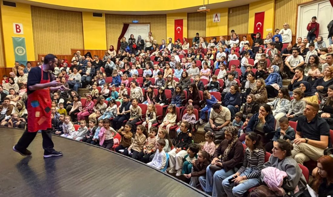 Bursa'da Yıldırım Belediyesi tarafından ücretsiz sahnelenen “Evden Uzakta” adlı çocuk