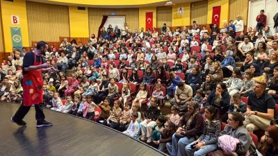 Bursa'da Yıldırım Belediyesi tarafından ücretsiz sahnelenen “Evden Uzakta” adlı çocuk