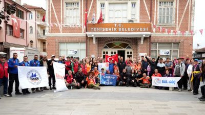 Yenişehir Belediyesi ile BAL-GÖÇ iş birliğinde düzenlenen doğa yürüyüşü yüzlerce