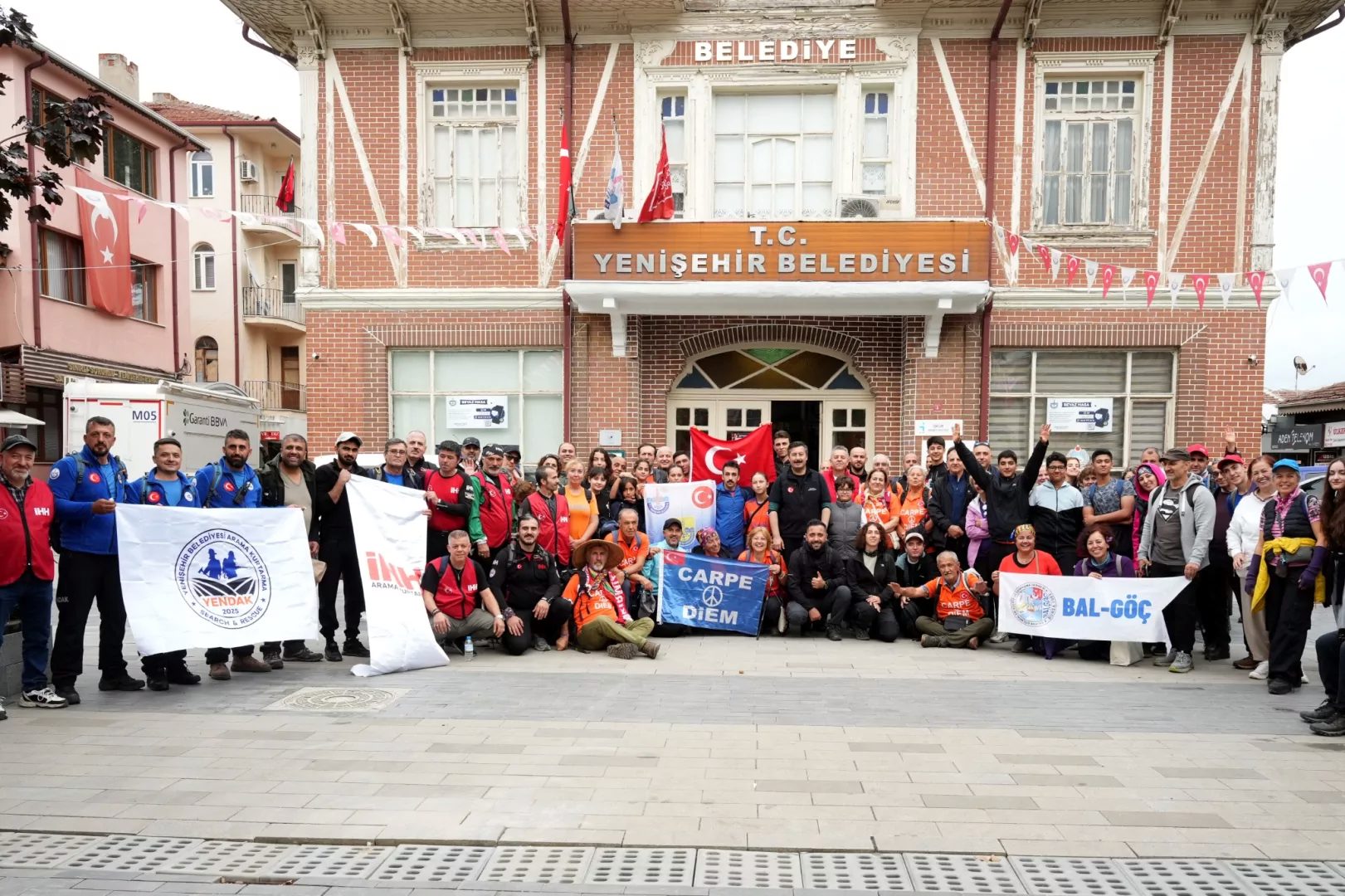 Yenişehir Belediyesi ile BAL-GÖÇ iş birliğinde düzenlenen doğa yürüyüşü yüzlerce