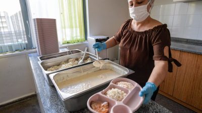 İzmir Büyükşehir Belediyesi, her yaştan öğrenciye yönelik yemek hizmetini Yuvamız