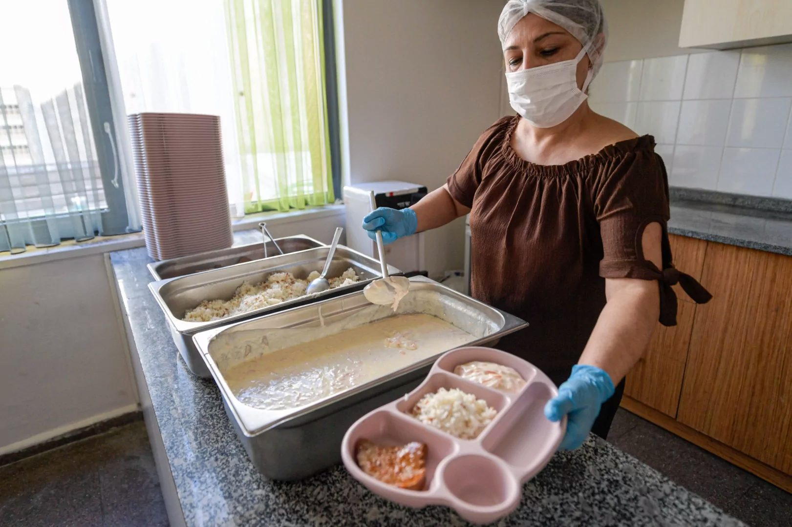 İzmir Büyükşehir Belediyesi, her yaştan öğrenciye yönelik yemek hizmetini Yuvamız