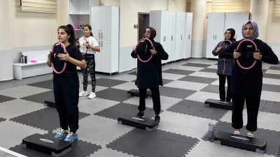 Çayırova Belediyesi’nin ilçedeki kadınlara yönelik açtığı pilates kursları büyük ilgi