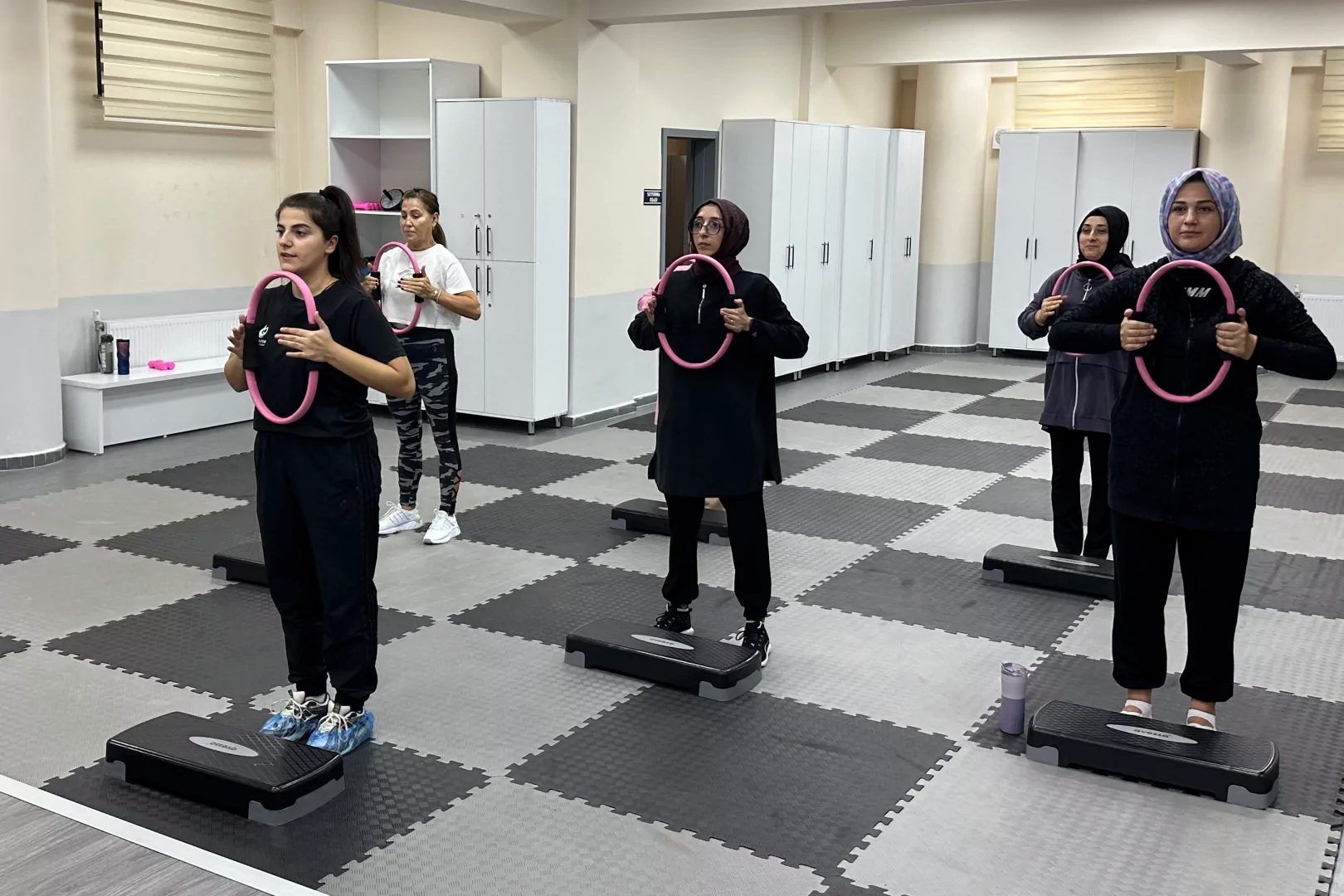 Çayırova Belediyesi’nin ilçedeki kadınlara yönelik açtığı pilates kursları büyük ilgi