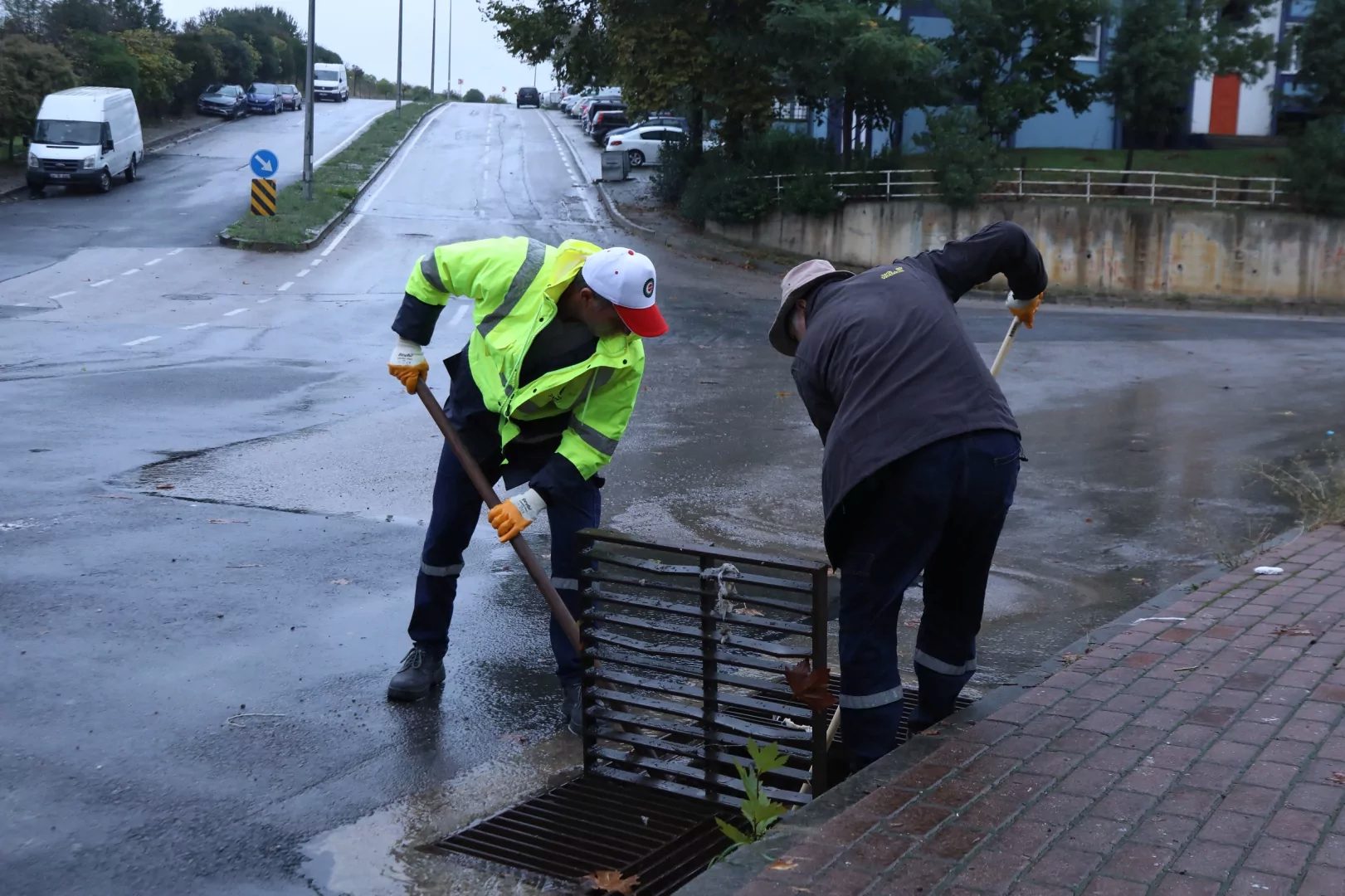 Çayırova Belediyesi Fen İşleri Müdürlüğü ekipleri, dün geceden bu yana