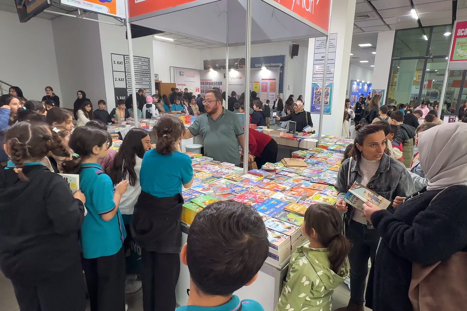 Çayırova Belediyesi 7. Kitap Günleri’ni ziyaret eden Çayırovalılar, etkinlikten oldukça