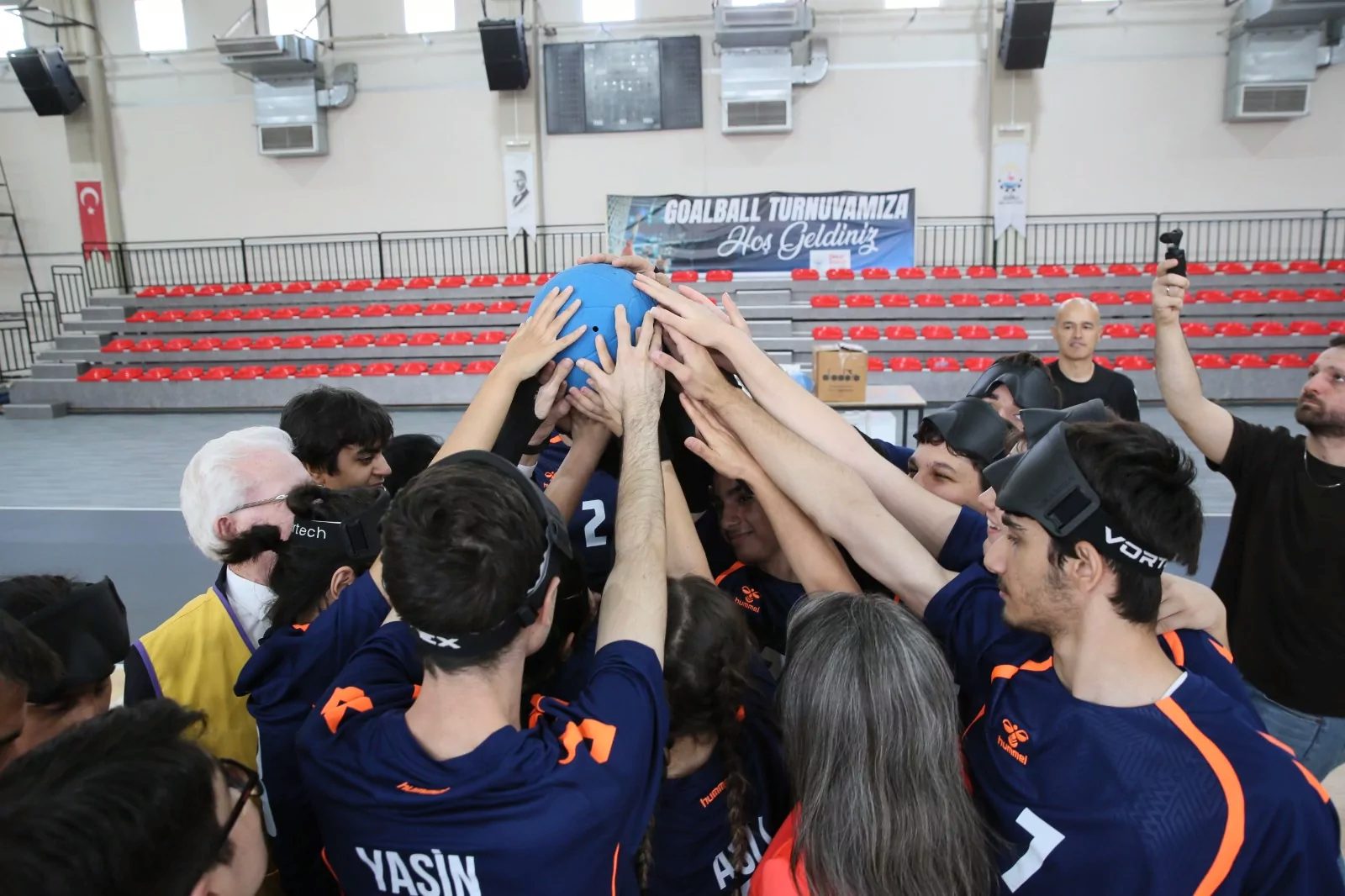 Çiğli Belediyesi Atatürk Kapalı Spor Salonu’nda gerçekleştirilen Goalball Turnuvası’nda görme