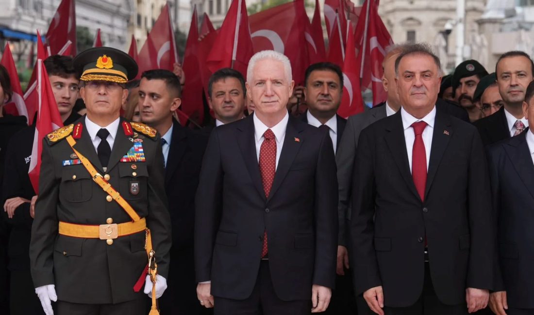Türkiye Cumhuriyeti'nin 103. kuruluş yıldönümü Taksim Cumhuriyet Anıtı'nda kutlandı. Vali