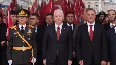 Türkiye Cumhuriyeti'nin 103. kuruluş yıldönümü Taksim Cumhuriyet Anıtı'nda kutlandı. Vali