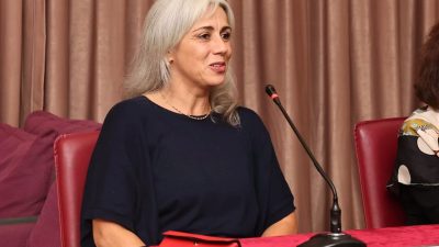 Bursa'da Nilüfer Belediyesi’nin düzenlediği Edebi Kazılar söyleşisinin konuğu Defne Suman