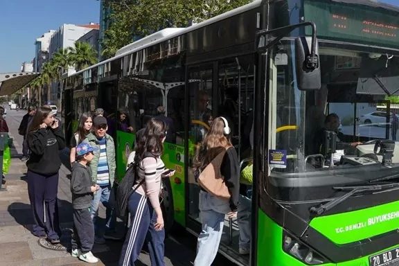 Denizli Büyükşehir Belediyesi’nin eğitimde fırsat eşitliğini güçlendirmek ve aile bütçelerine