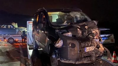 Düzce’nin Akçakoca ilçesinde iki aracın kafa kafaya çarpışması sonucu 6