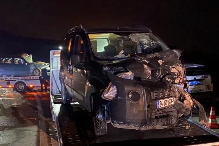 Düzce’nin Akçakoca ilçesinde iki aracın kafa kafaya çarpışması sonucu 6