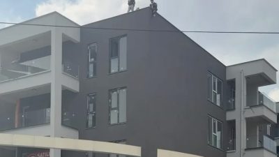 Düzce Akçakoca kara yolu Sancaklar Mahallesi'nde Algün İnşaat binasının çatısına