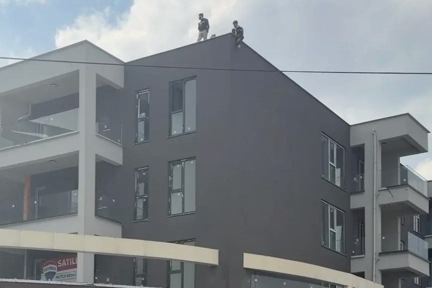 Düzce Akçakoca kara yolu Sancaklar Mahallesi'nde Algün İnşaat binasının çatısına