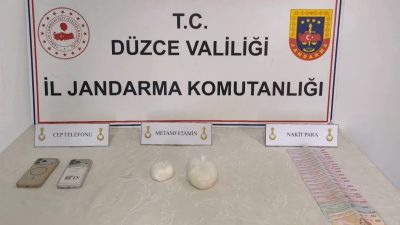 Düzce’de, İstanbul’dan uyuşturucu madde getirileceği tespit edilen araçta ve şüphelilerin