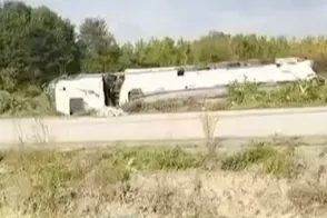 Düzce’de benzin yüklü tankerin devrilmesi sonucu sürücü yaralandı.