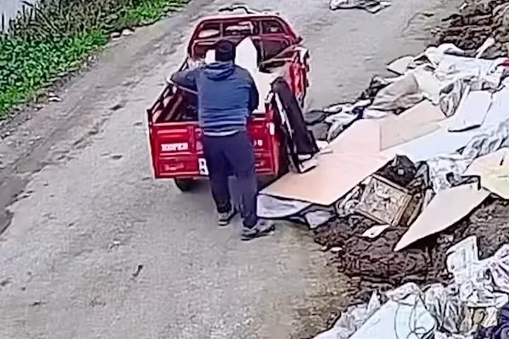 Düzce’nin Çay Mahallesi’nde boş araziye atık döken bir kişi, kameralara