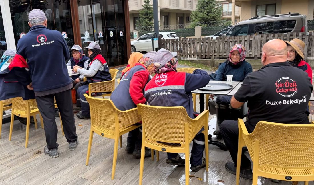 Düzce Belediyesi temizlik personeli, kent genelinde yürüttükleri temizlik çalışmalarına özel