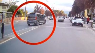 Düzce'de bir petrol istasyonundan çıkan hafif ticari araç, ters yöne