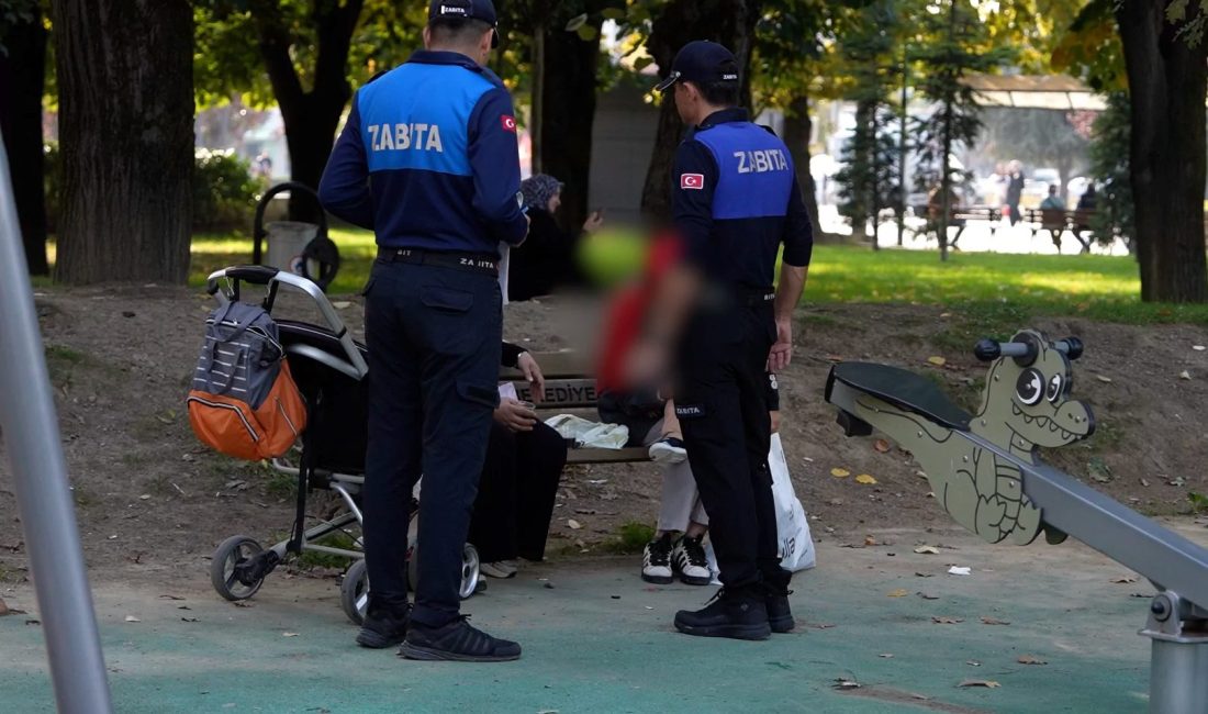 Düzce Belediyesi zabıta ekipleri, Millet Bahçesi’nde yere sigara izmariti atan