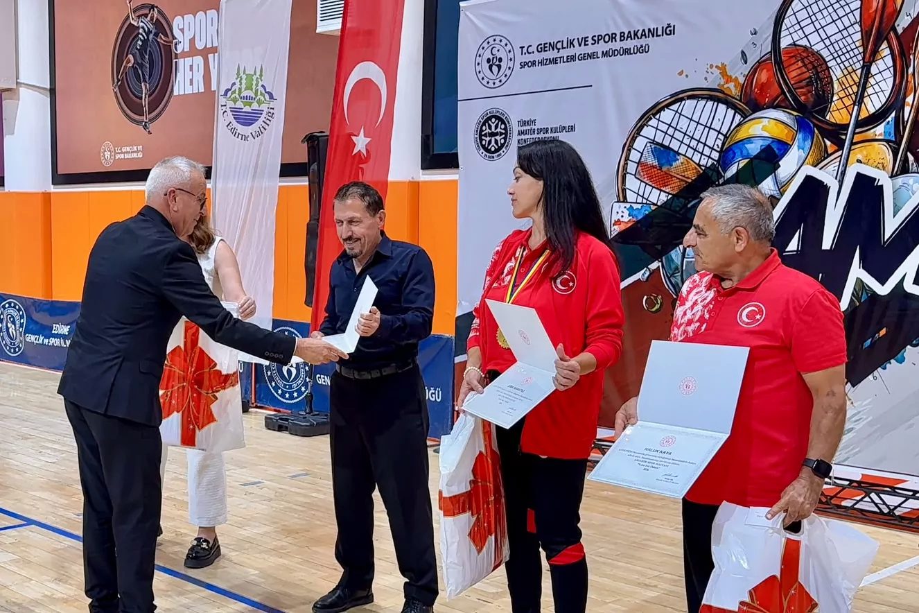 Edirne’de Amatör Spor Haftası kapsamında gerçekleştirilen geleneksel “Yılın Enleri” Ödül