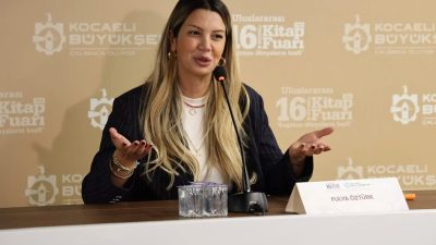 Uluslararası 16. Kocaeli Kitap Fuarı’nda konuşan gazeteci ve televizyon sunucusu