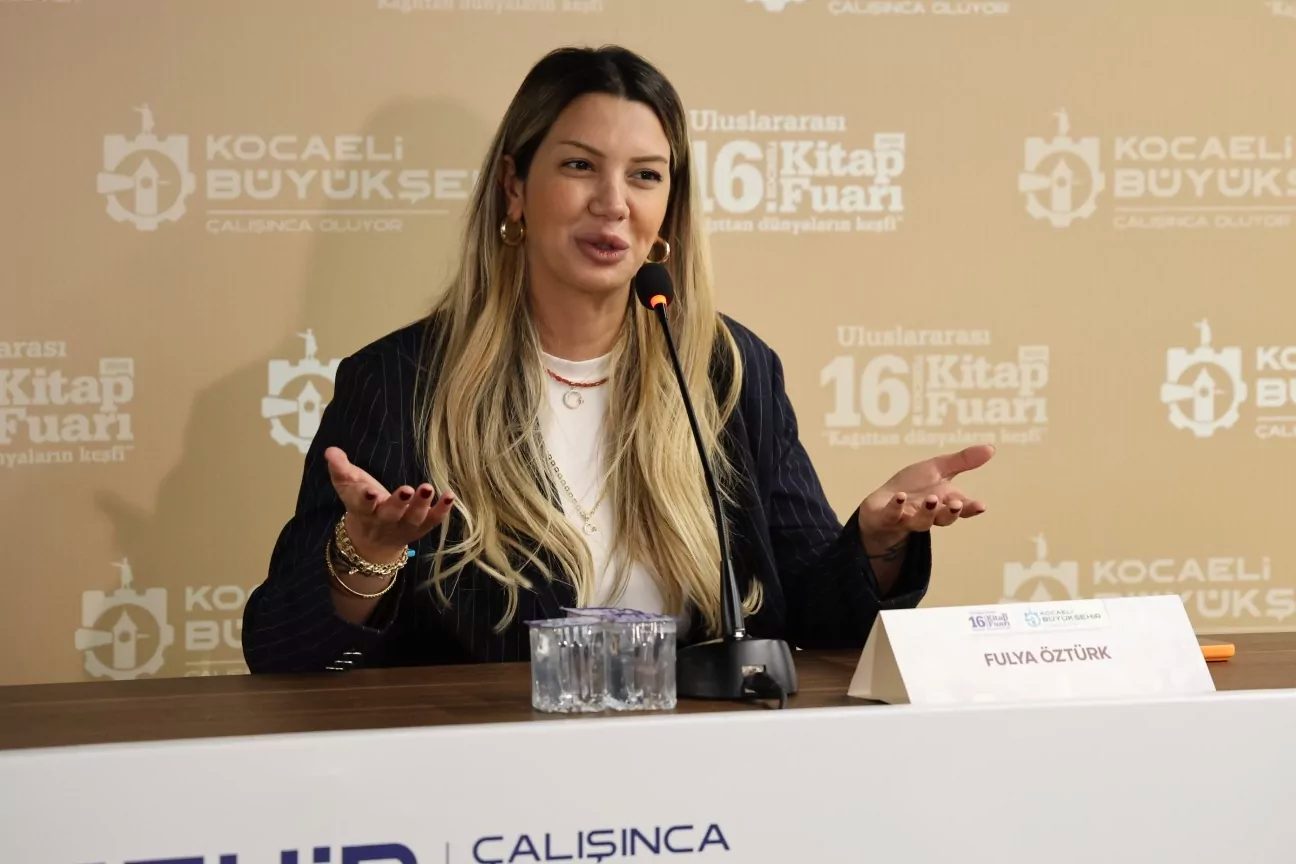 Uluslararası 16. Kocaeli Kitap Fuarı’nda konuşan gazeteci ve televizyon sunucusu