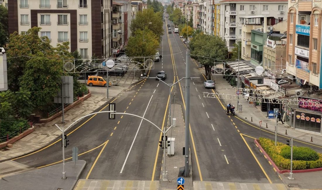 Gaziantep Büyükşehir Belediyesi, kentin en yoğun ulaşım akslarından Üniversite Bulvarı