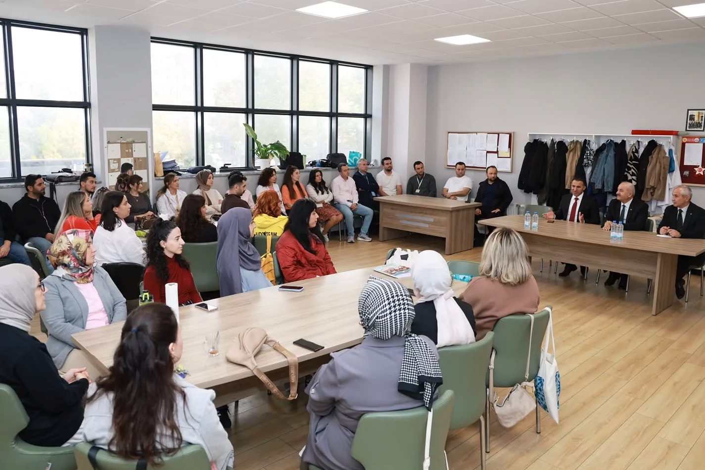Gebze Belediye Başkanı Zinnur Büyükgöz, ilçedeki okulları ziyaret ederek öğretmen