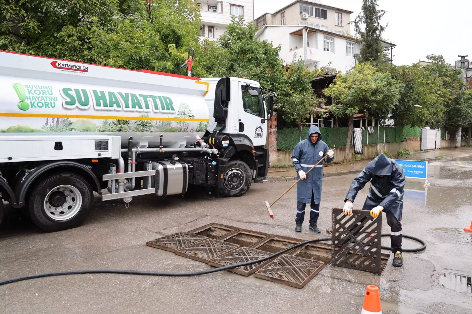 Gebze Belediyesi Fen İşleri Müdürlüğü ekipleri, meteorolojinin sağanak yağış uyarıları