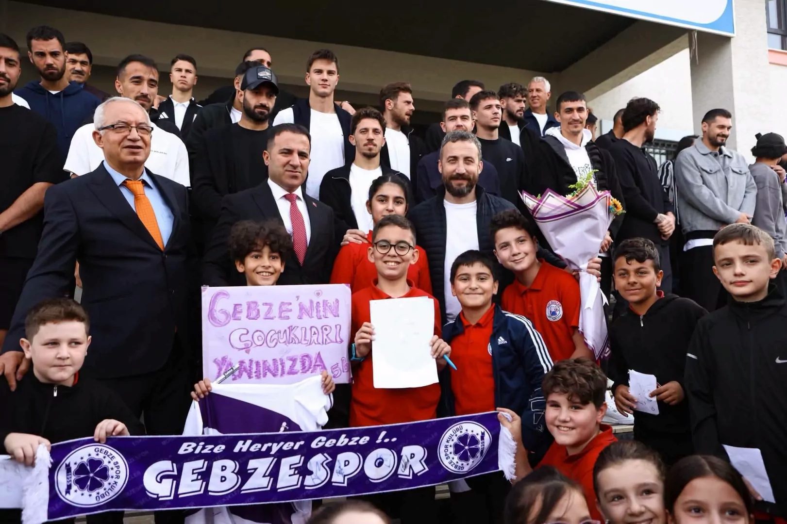 Gebzespor’dan Aziz Sancar Ortaokulu’na yapılan ziyarette mor-beyazlı futbolcular öğrencilerle buluşurken,
