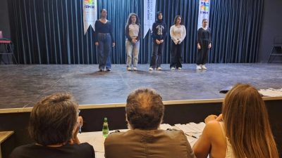 İzmir Büyükşehir Belediyesi bünyesinde faaliyet gösteren Genç İzmir Tiyatro Topluluğu,