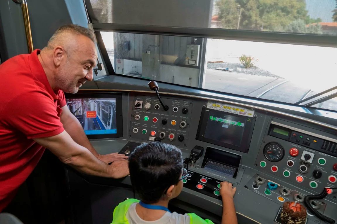 İzmir Metrosu’na her bindiğinde sürücülere el sallayan 8 yaşındaki Emirhan’ın