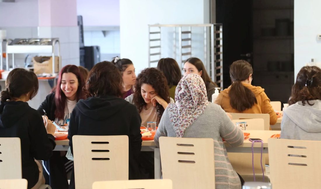 İBB, eğitim hayatının her aşamasında öğrencilerin yanında olmaya devam ediyor.