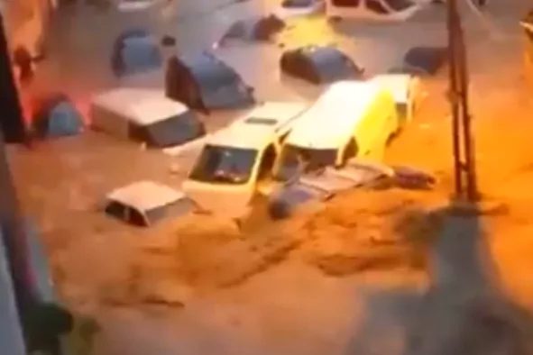 İstanbul’un Fatih ilçesinde, su birikintisine bastığı sırada elektrik akımına kapılan
