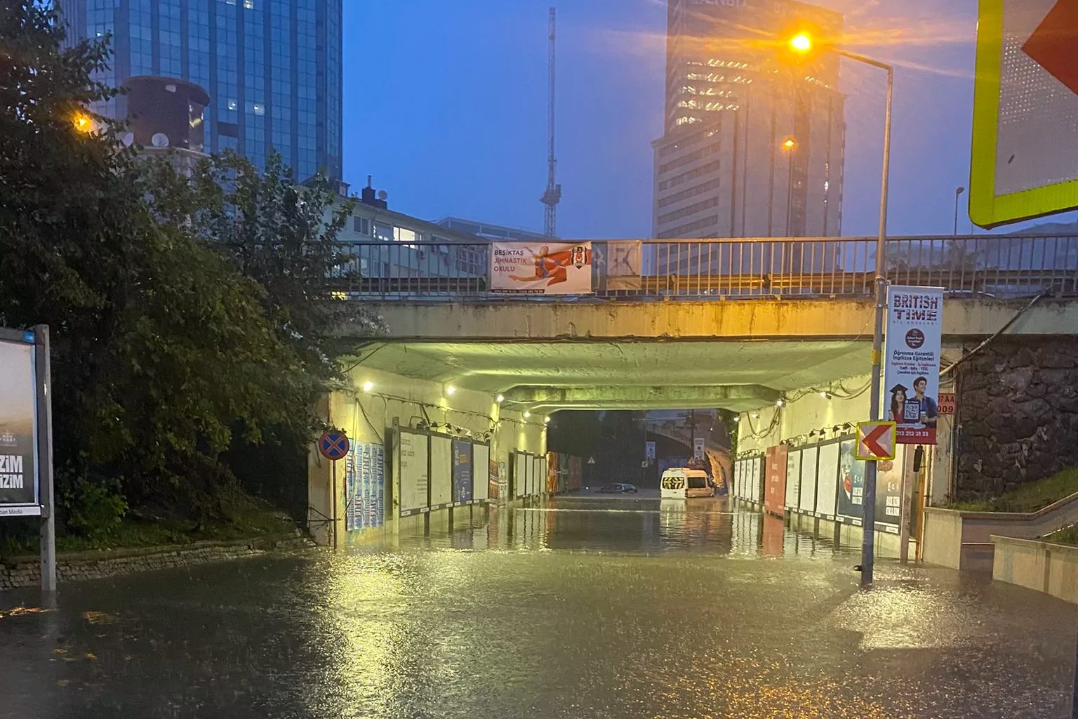 İstanbul genelinde etkili olan sağanak yağış nedeniyle AFAD ve 112
