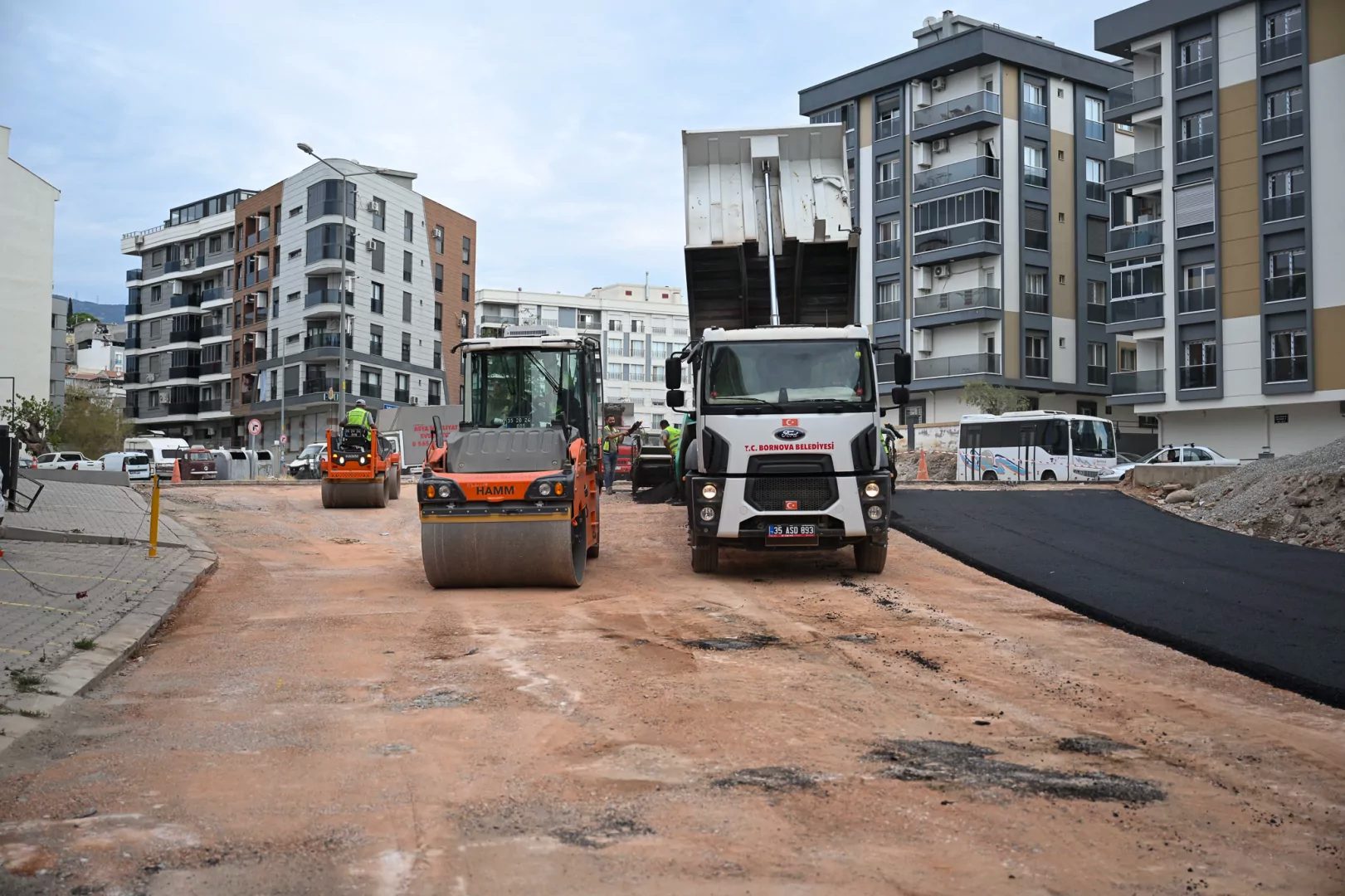 Bornova genelinde yol yapım, kaldırım, refüj ve çevre düzenleme çalışmalarını