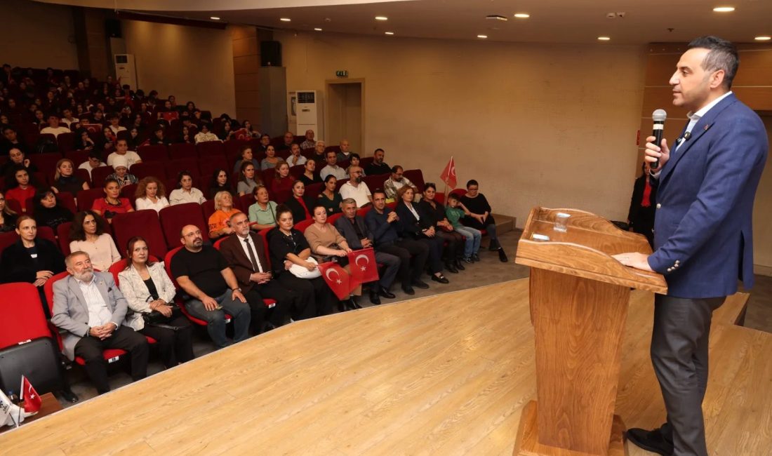 İzmir Çiğli Belediyesi’nin 29 Ekim Cumhuriyet Bayramı etkinlikleri kapsamında düzenlediği programda,